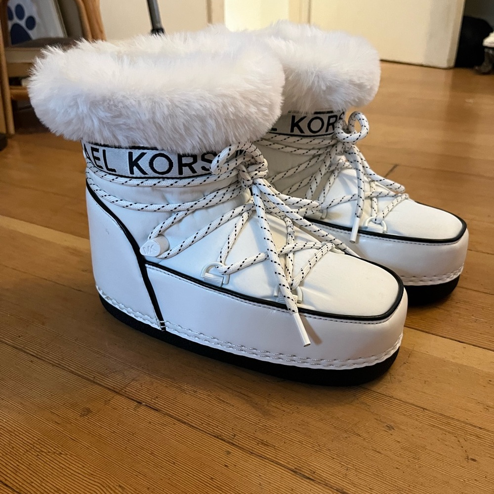 White Michael Kors snowboots